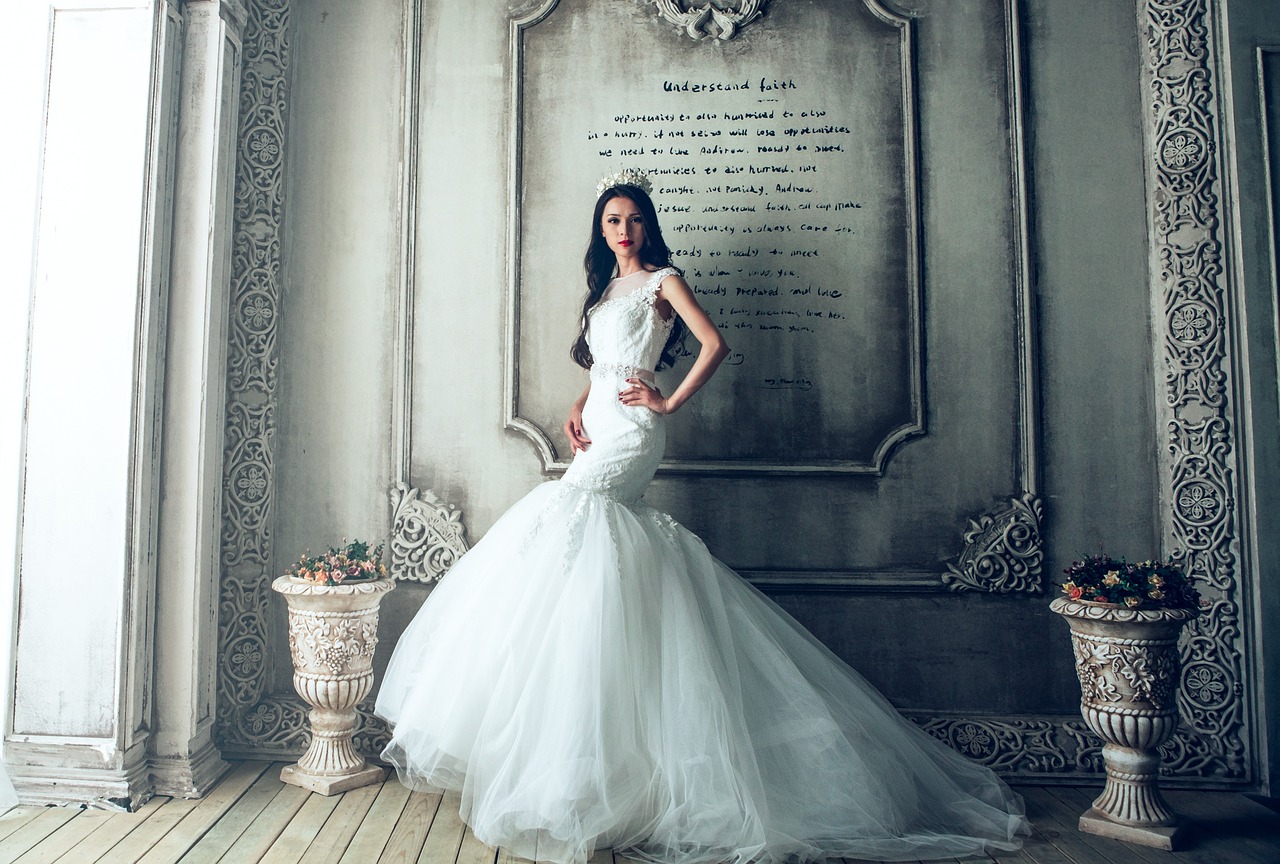 Moda na sukienki na wesele: jak wybrać idealny model na tę okazję